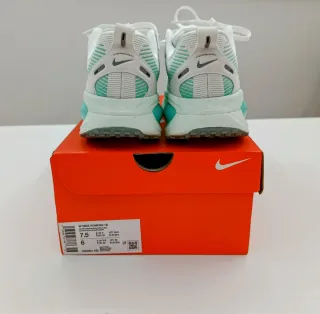 Zapatillas Nike Running Blancas vomero 18, 38.5 M.