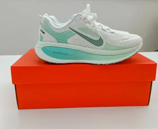 Zapatillas Nike Running Blancas vomero 18, 38.5 M.