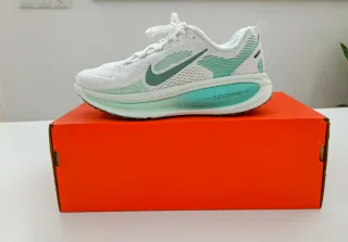 Zapatillas Nike Running Blancas vomero 18, 38.5 M.