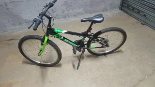 Bicicleta infantil negra y verde