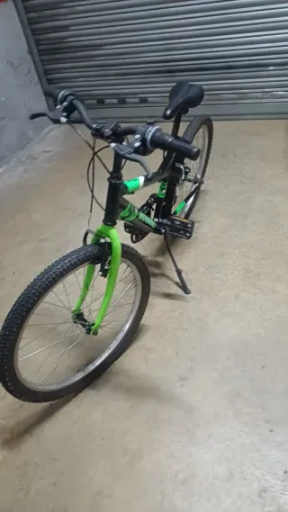 Bicicleta infantil negra y verde