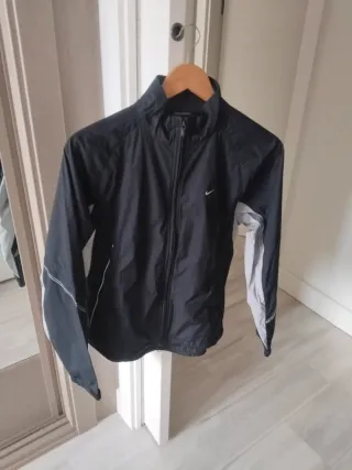 Chaqueta chubasquero Nike negra