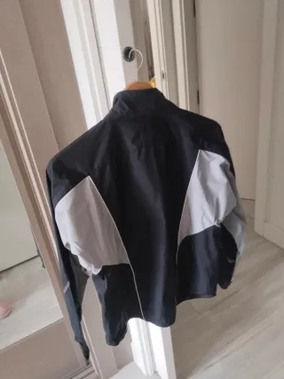 Chaqueta chubasquero Nike negra