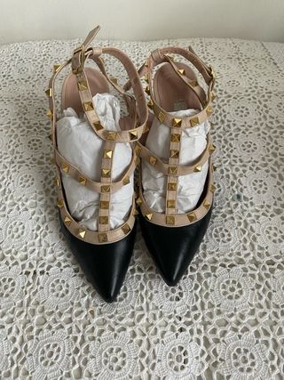 Zapatos bicolor con tachuelas