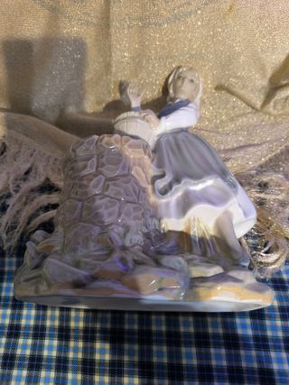 Figura de porcelana niña con cubo