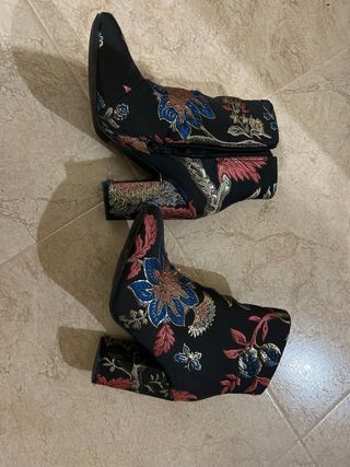 Botines bordados negros y multicolor