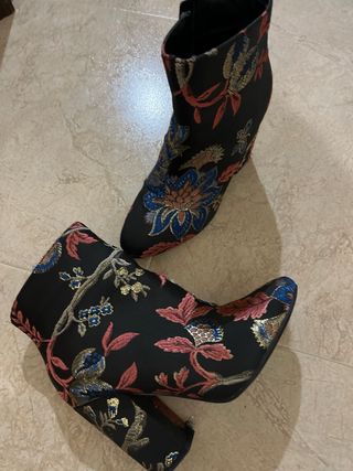 Botines bordados negros y multicolor