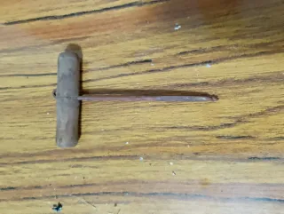 Pincho de madera y metal