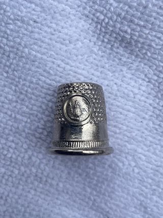 Dedal vintage con diseño grabado