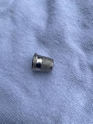 Dedal vintage con diseño grabado