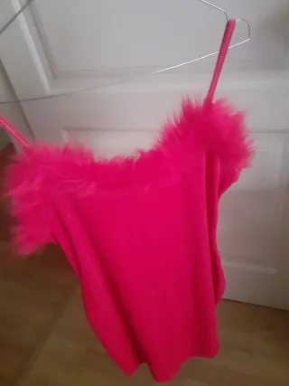 Abito rosa con pochette marrone