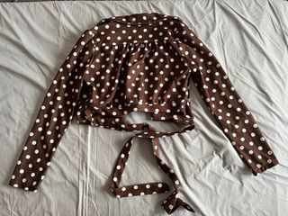 Blusa marrón con lunares blancos