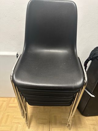 Sillas apilables negras y plateadas