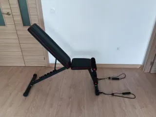 Banco de gimnasio con pesas y mancuernas