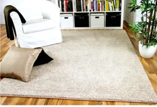 Alfombra beige de tela