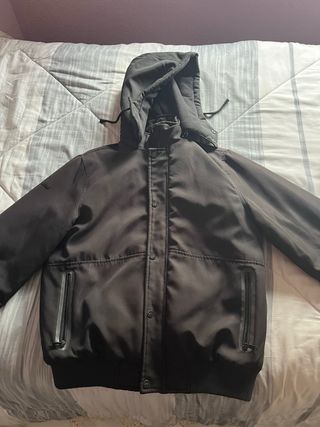 Chaqueta negra con capucha Inside