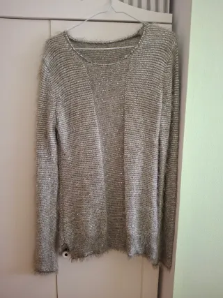 Cárdigan dorado y plateado, jersei y bufanda