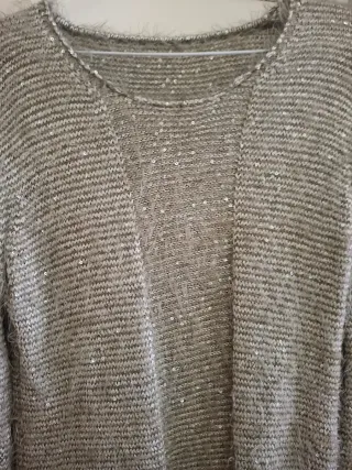 Cárdigan dorado y plateado, jersei y bufanda