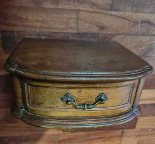 Antigua mesita de pared de roble