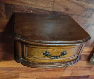 Antigua mesita de pared de roble