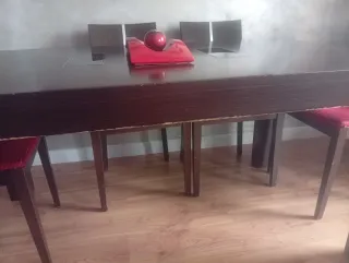Mesa de comedor y sillas madera y tela