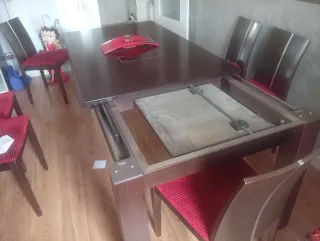 Mesa de comedor y sillas madera y tela
