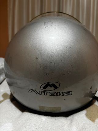 Casco de moto plateado