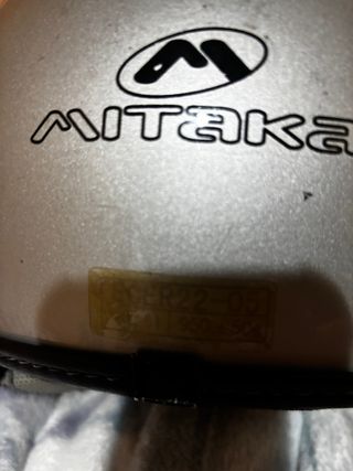 Casco de moto plateado