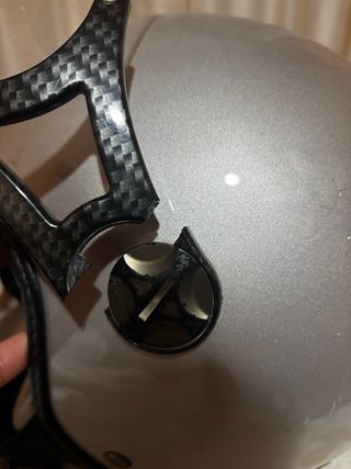 Casco de moto plateado