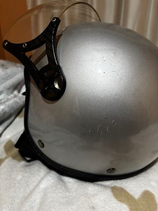 Casco de moto plateado