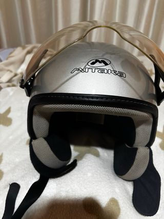 Casco de moto plateado