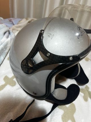 Casco de moto plateado