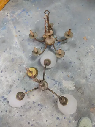 Lámparas antiguas doradas y transparentes