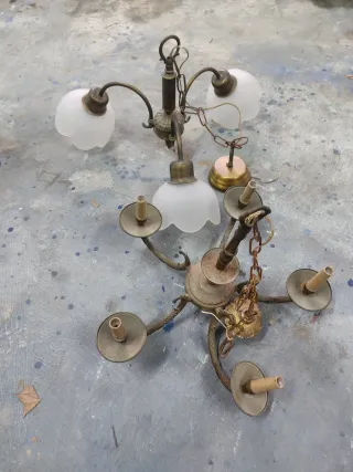 Lámparas antiguas doradas y transparentes