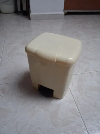 Papelera pequeña beige de plástico