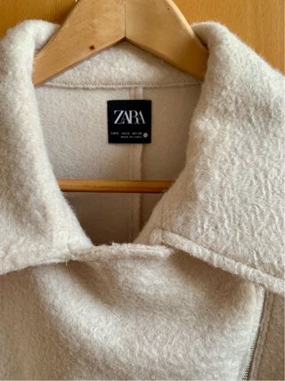 Chaqueta Zara color crudo Talla S. Perfecto estado