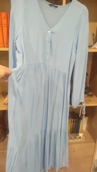 Vestido azul largo con mangas acampanadas