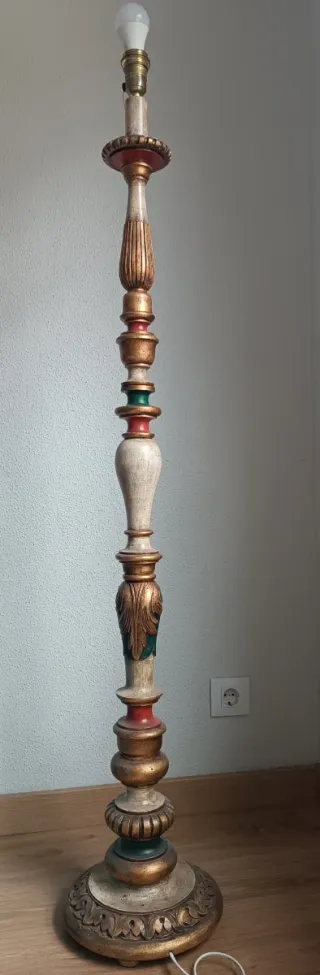 Lámpara de pie de madera tallada