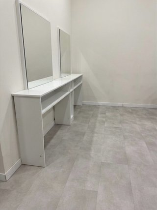 Chollo!! 2 Mesas + 2 Espejos Peluquería