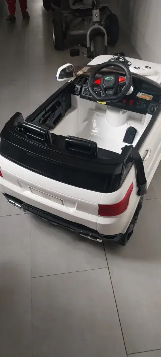 Coche teledirigido para bebés