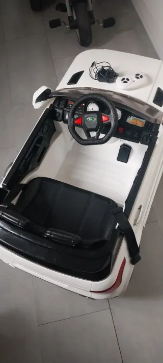 Coche teledirigido para bebés
