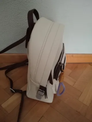 Mochila beige con detalle morado