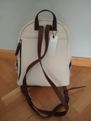 Mochila beige con detalle morado