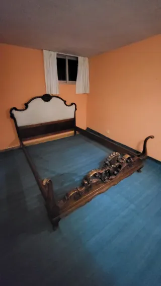 Cama antigua de madera con mesillas 1,35 x 1,90 m