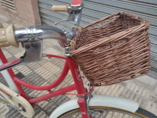 Bicicleta BH Gacela...... Clásica Roja con Cesta