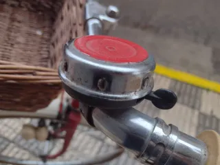 Bicicleta BH Gacela...... Clásica Roja con Cesta