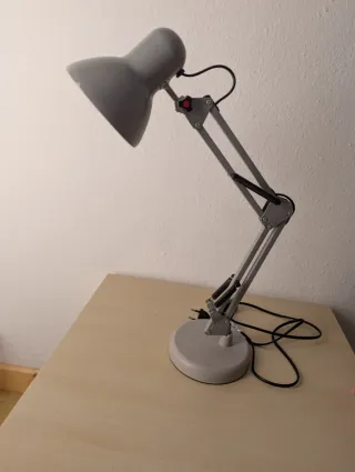 Lámpara de escritorio gris ajustable