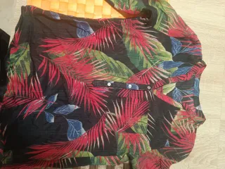 Blusa estampada hojas tropicales