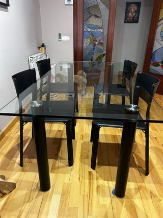 Mesa Comedor Cristal y 4 Sillas Piel