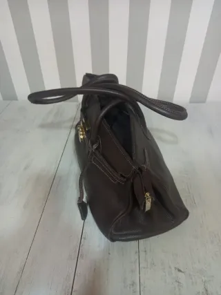 Bolso de piel marrón con candado